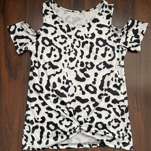 Cold shoulder boutique top - Picture 2 of 2